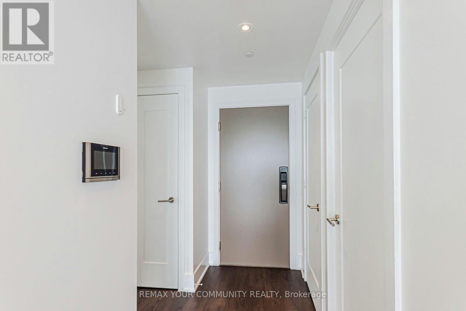 5410-10 York Street, Toronto, ON, M5J 0E1