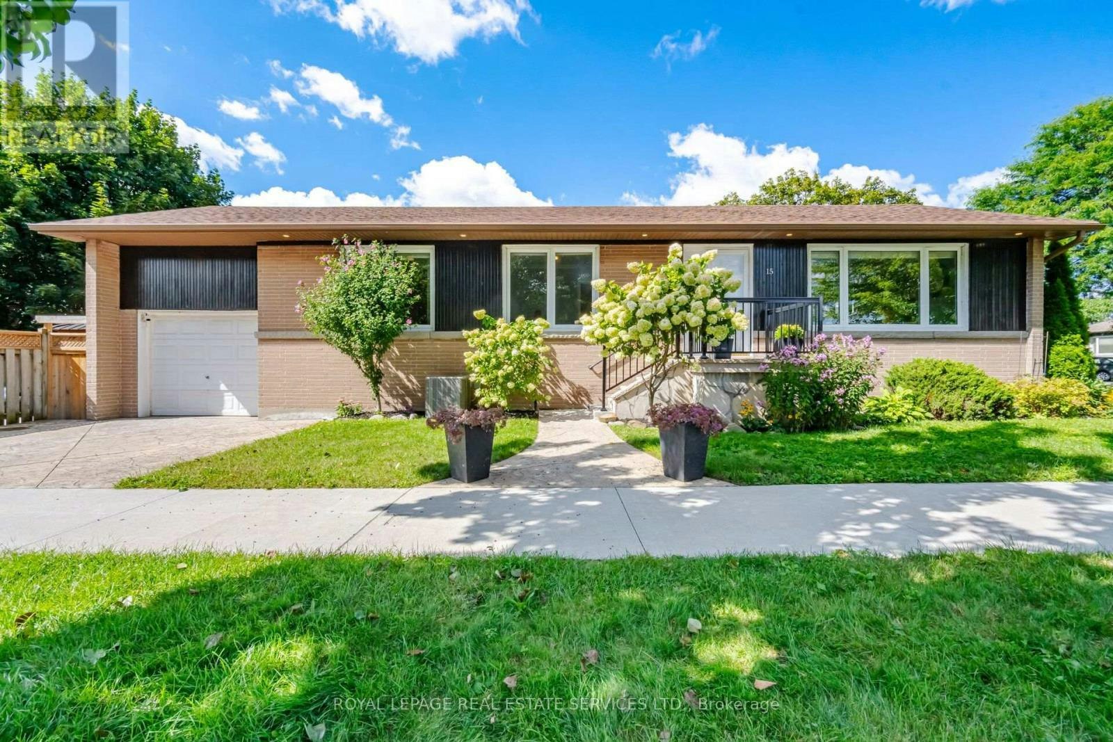 15 Velma Drive, Toronto, ON, M8Z 2N2