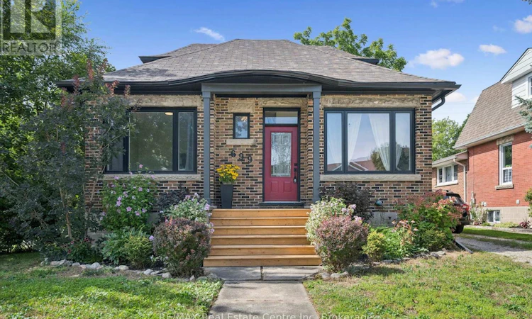 699 St Andrew Street W