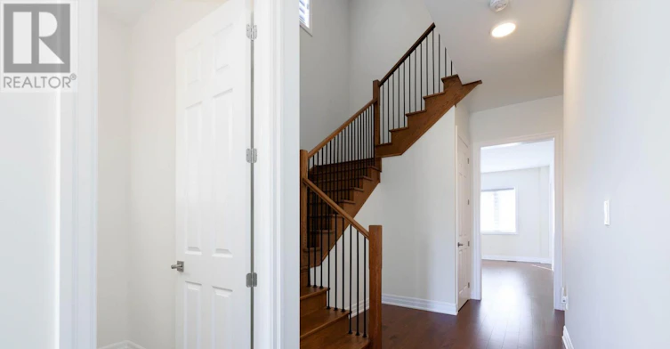 32 Max Bulmer Court, Georgina, ON, L3X 3J9 - 3