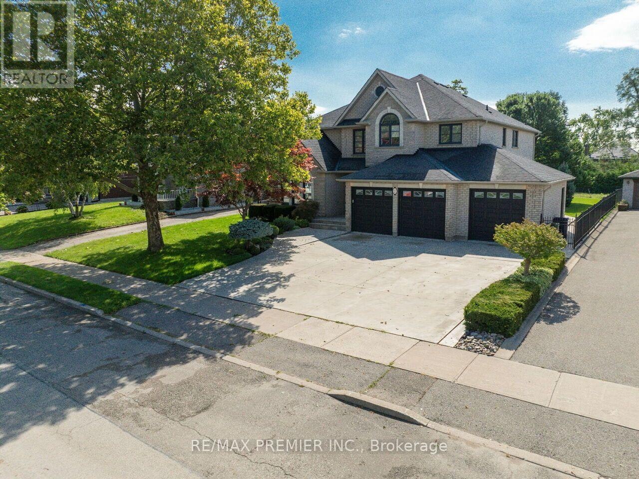 27 Gaydon Avenue, Toronto, ON, M9M 1G6