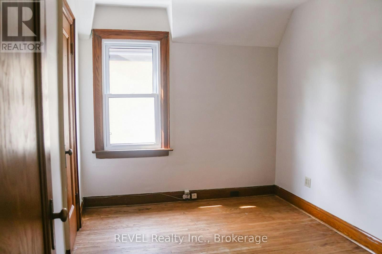 UPPER-55 Maple Street, St. Catharines, ON, L2R 2A8 - 12