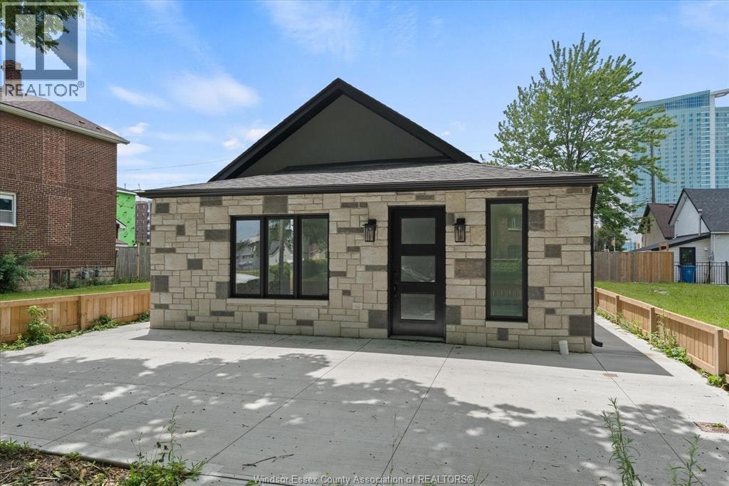 229 Aylmer, Windsor, ON, N9A 1T1