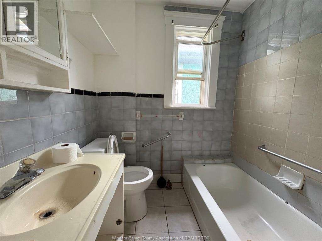 216 Cameron Avenue, Windsor, ON, N9B 1Y6 - 12
