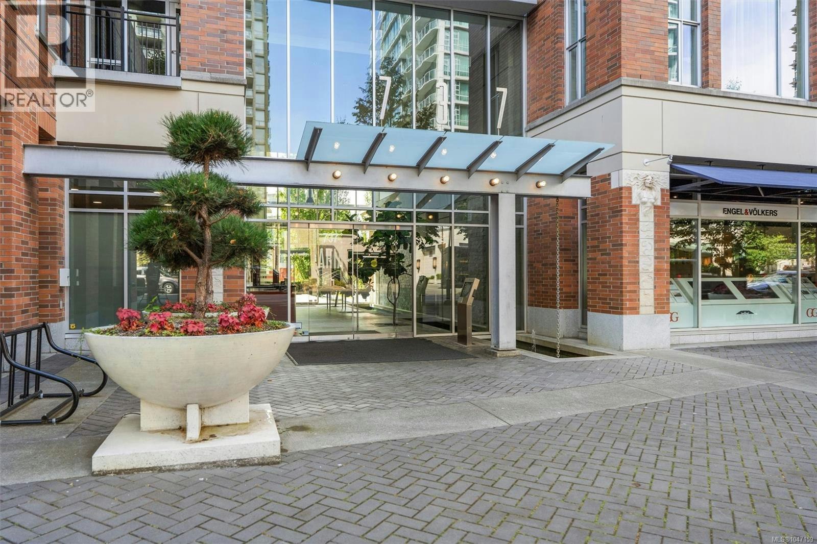 S305-737 Humboldt Street - 4
