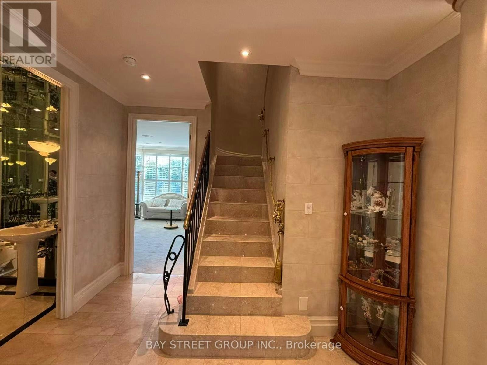 518-1 Watergarden Way, Toronto, ON, M2K 2Z7 - 2