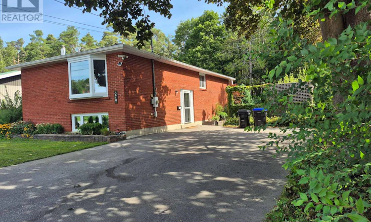 679 Simcoe Avenue W