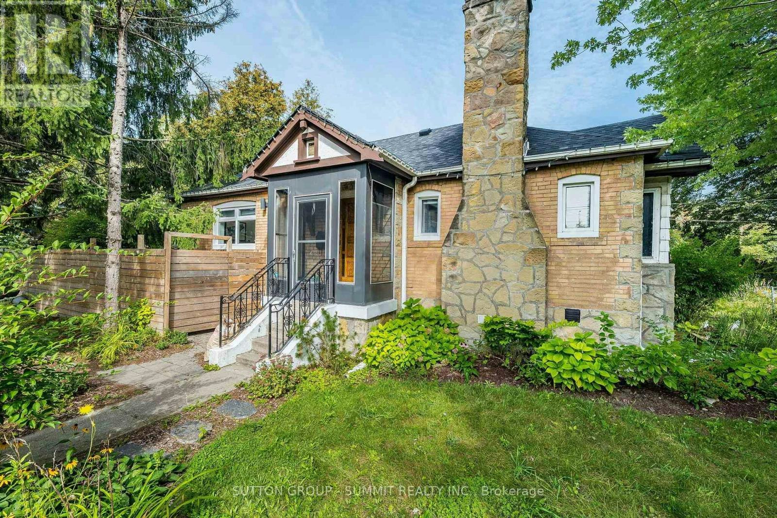 32 Ellis Avenue, Toronto, ON, M6S 2X1