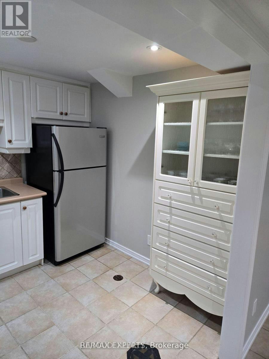 LOWER-19 Rory Road, Toronto, ON, M6L 3E9 - 10