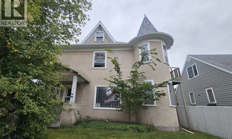 79 Lillooet Street E