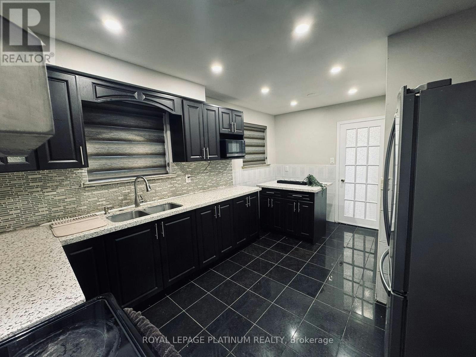 7073 Magic Court, Mississauga, ON, L4T 3A2 - 9