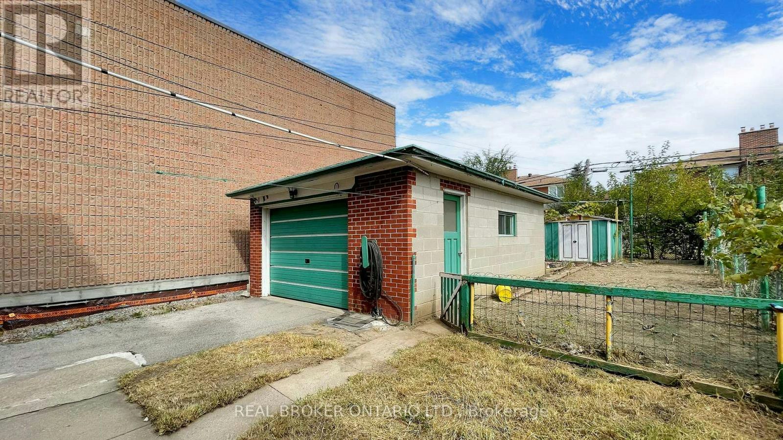 3241 Dufferin Street, Toronto, ON, M6A 2T2 - 34