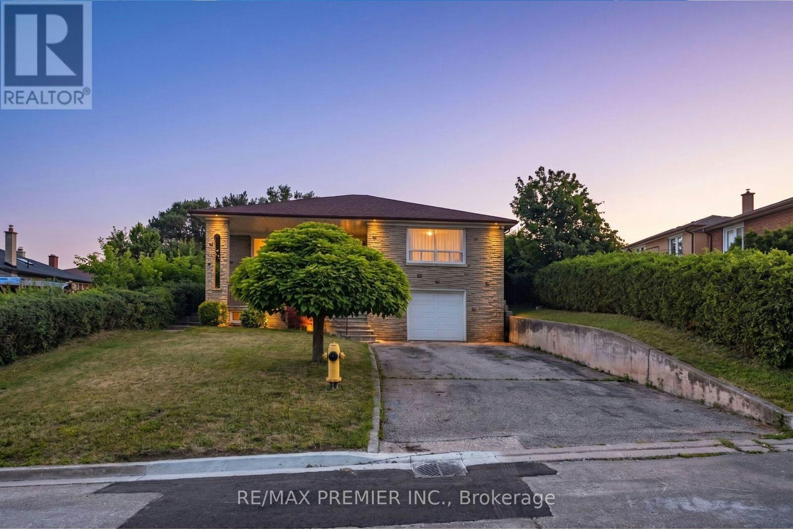 6 Canton Avenue, Toronto, ON, M3M 1N2