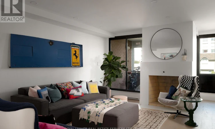 402-349 St. Clair Avenue W