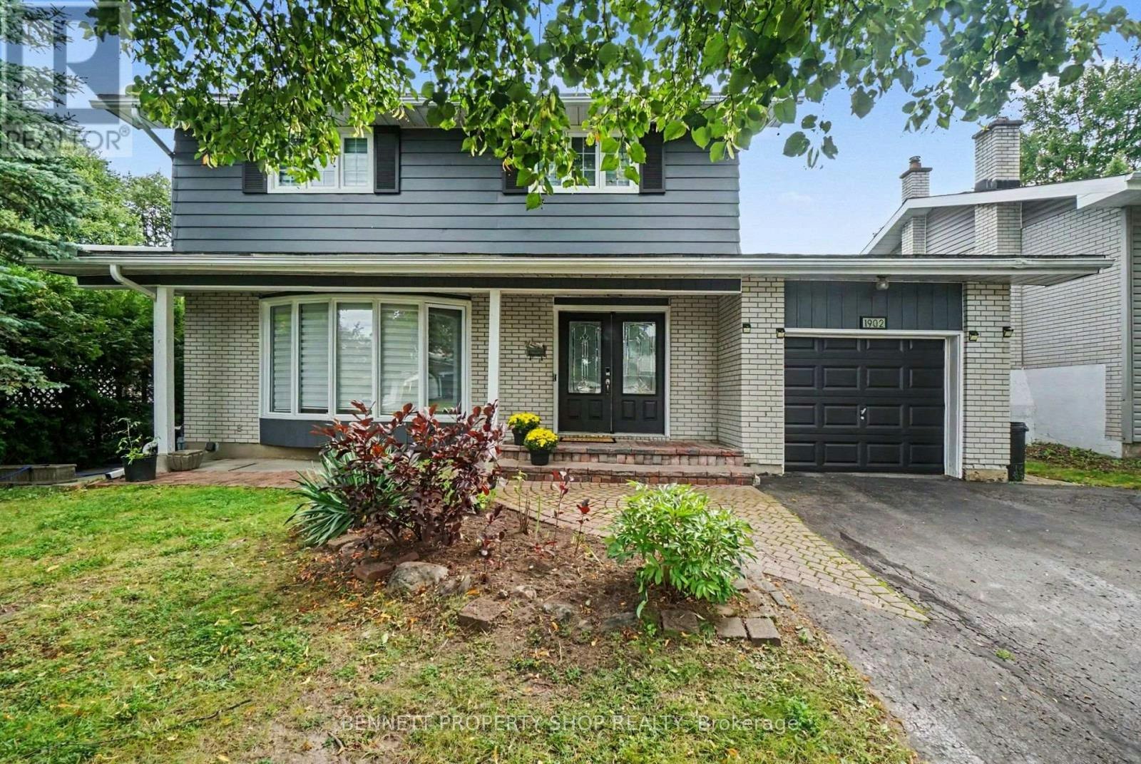 1902 Featherston Drive, Ottawa, ON, K1H 6P5