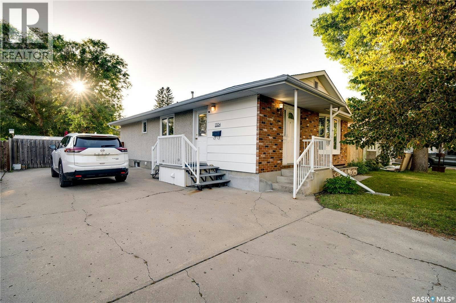 1304 Queen Crescent, Moose Jaw, SK, S6H 3G4