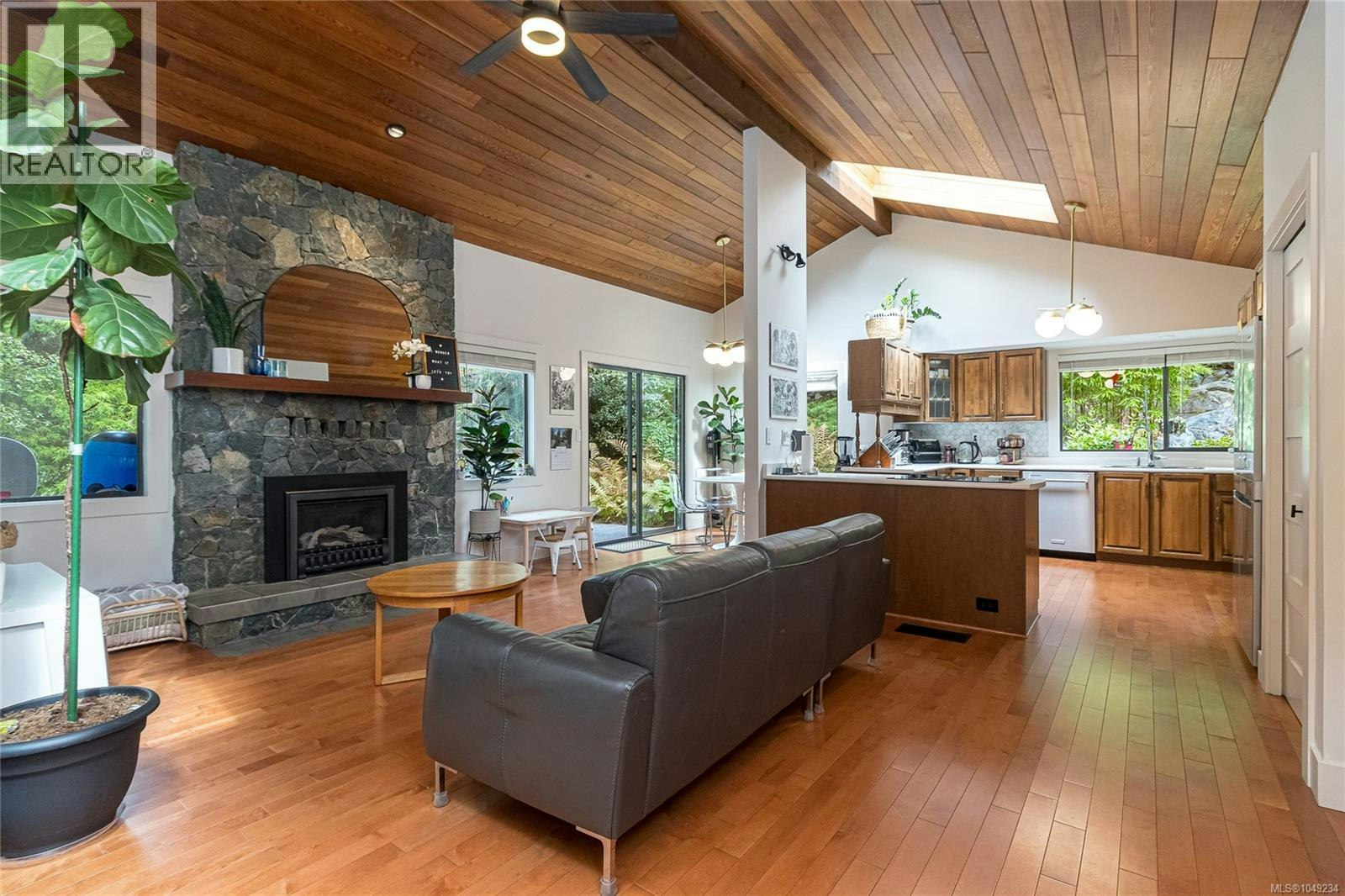 974 Wagonwood Place, Saanich, BC, V8X 4M1