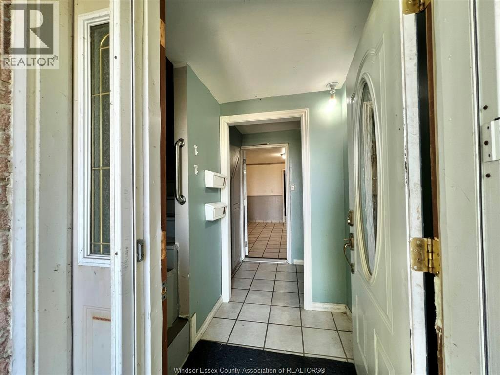 MAIN-3595 42 County Road, Windsor, ON, N9A 6J3 - 4
