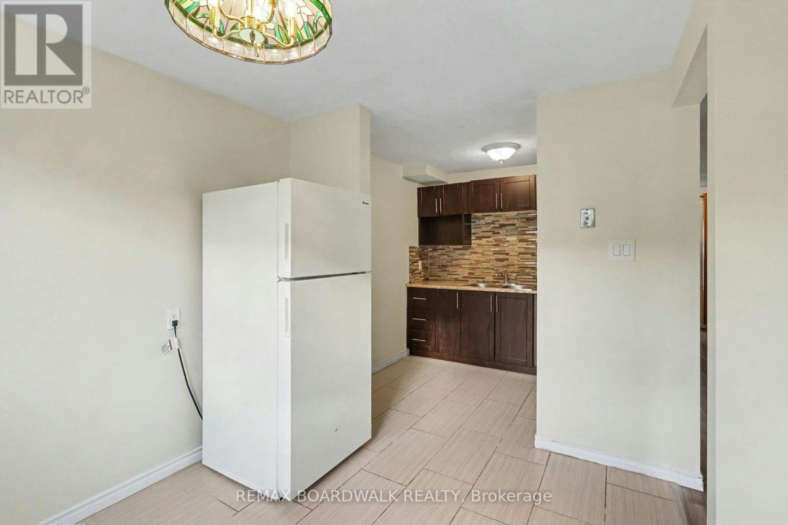 912 B Elmsmere Road, Ottawa, ON, K1J 7T6 - 3