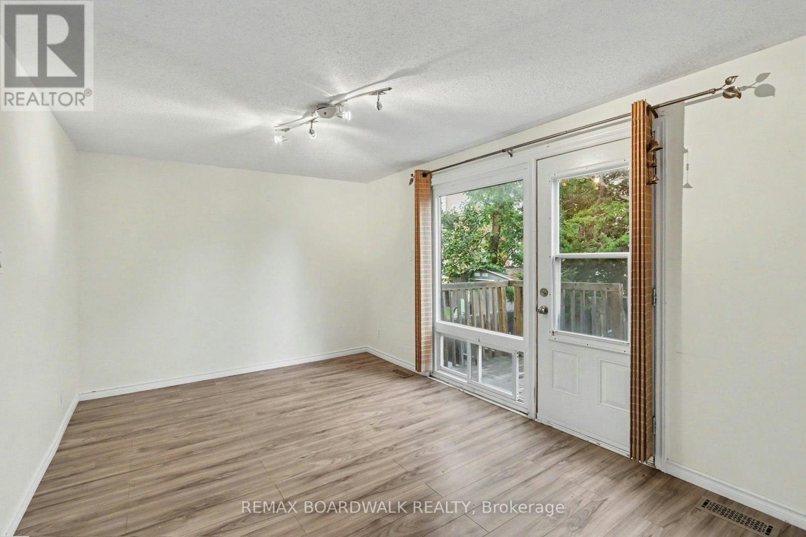 912 B Elmsmere Road, Ottawa, ON, K1J 7T6 - 5