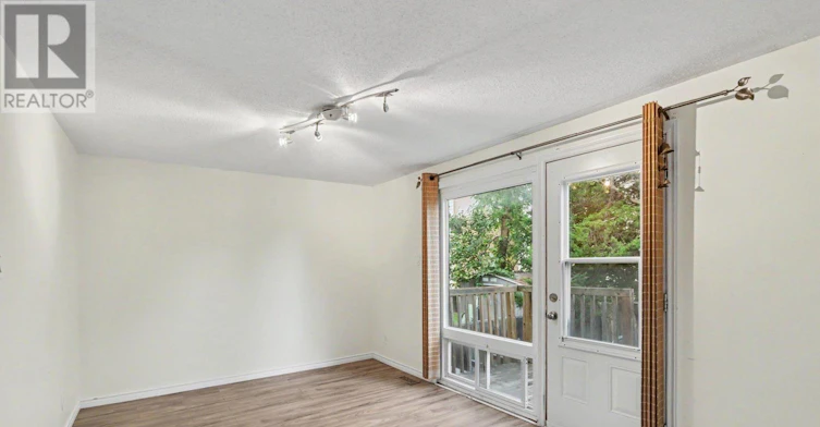 912 B Elmsmere Road, Ottawa, ON, K1J 7T6 - 5
