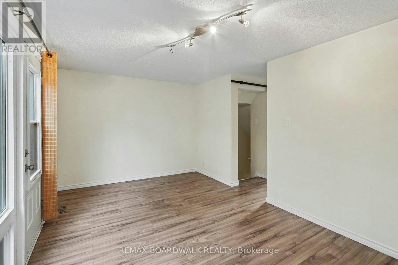 912 B Elmsmere Road, Ottawa, ON, K1J 7T6 - 6