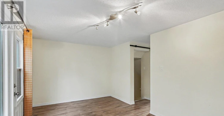 912 B Elmsmere Road, Ottawa, ON, K1J 7T6 - 6