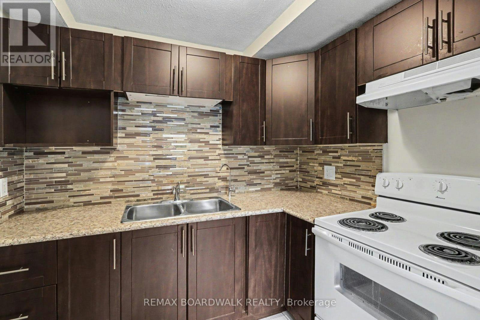 912 B Elmsmere Road, Ottawa, ON, K1J 7T6 - 4