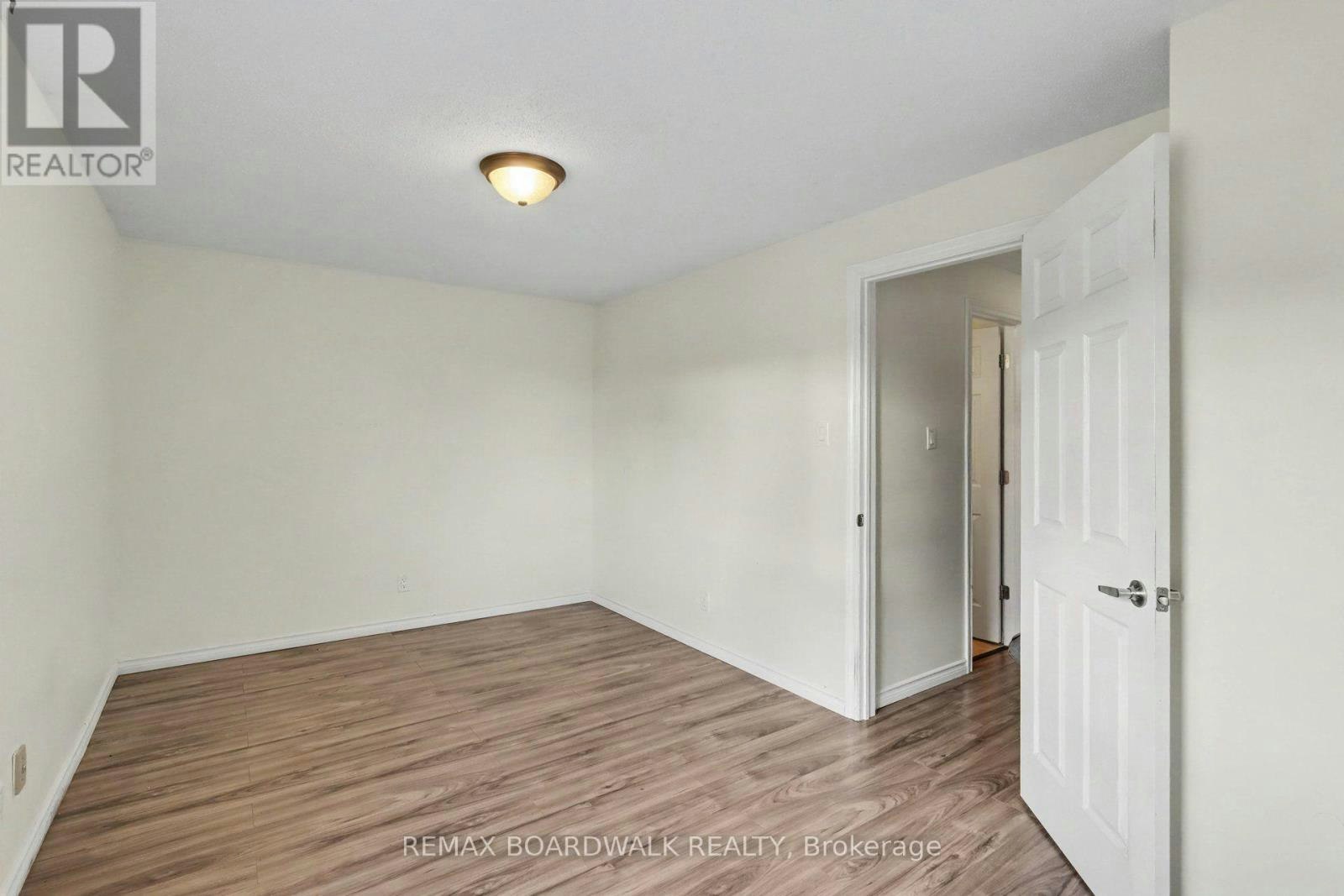 912 B Elmsmere Road, Ottawa, ON, K1J 7T6 - 8