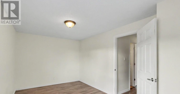 912 B Elmsmere Road, Ottawa, ON, K1J 7T6 - 8