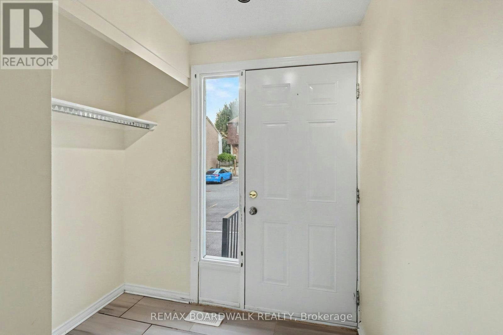 912 B Elmsmere Road, Ottawa, ON, K1J 7T6 - 2