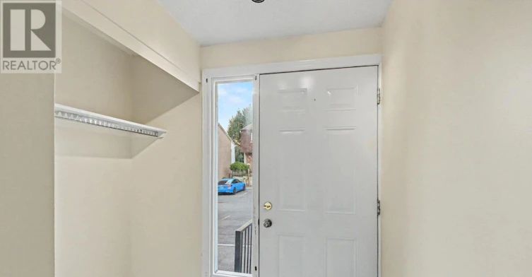 912 B Elmsmere Road, Ottawa, ON, K1J 7T6 - 2