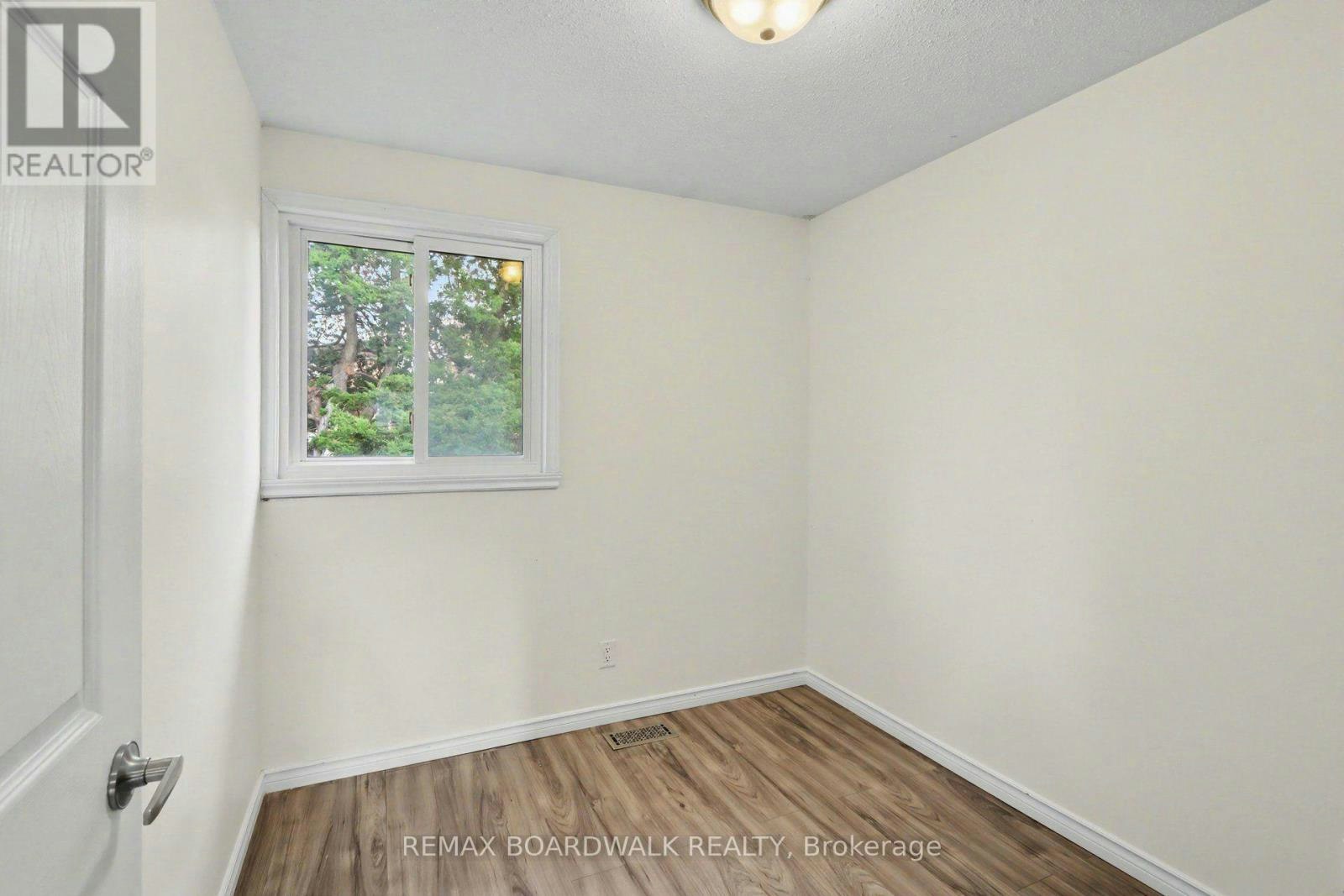912 B Elmsmere Road, Ottawa, ON, K1J 7T6 - 9