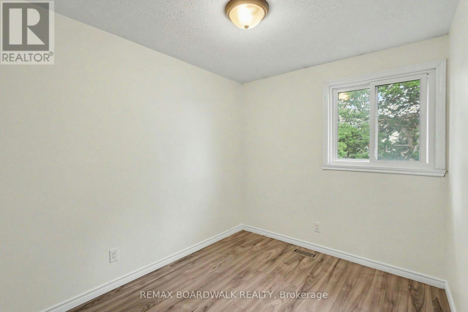 912 B Elmsmere Road, Ottawa, ON, K1J 7T6 - 11