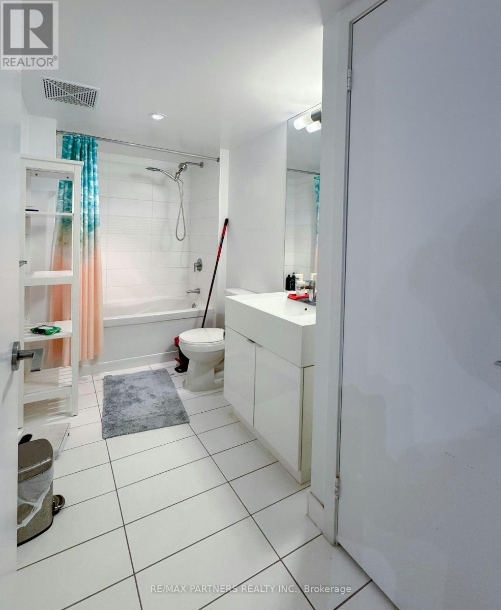 719-10 Capreol Court, Toronto, ON, M5V 4B3 - 7