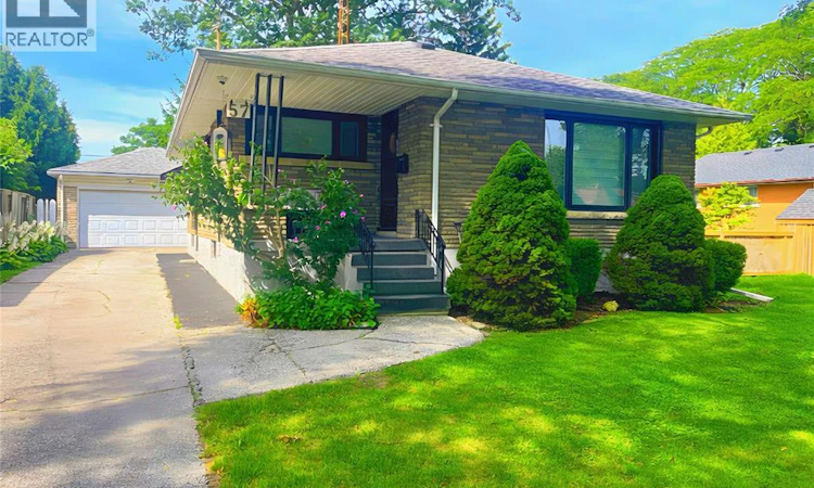 57 Vimy Crescent