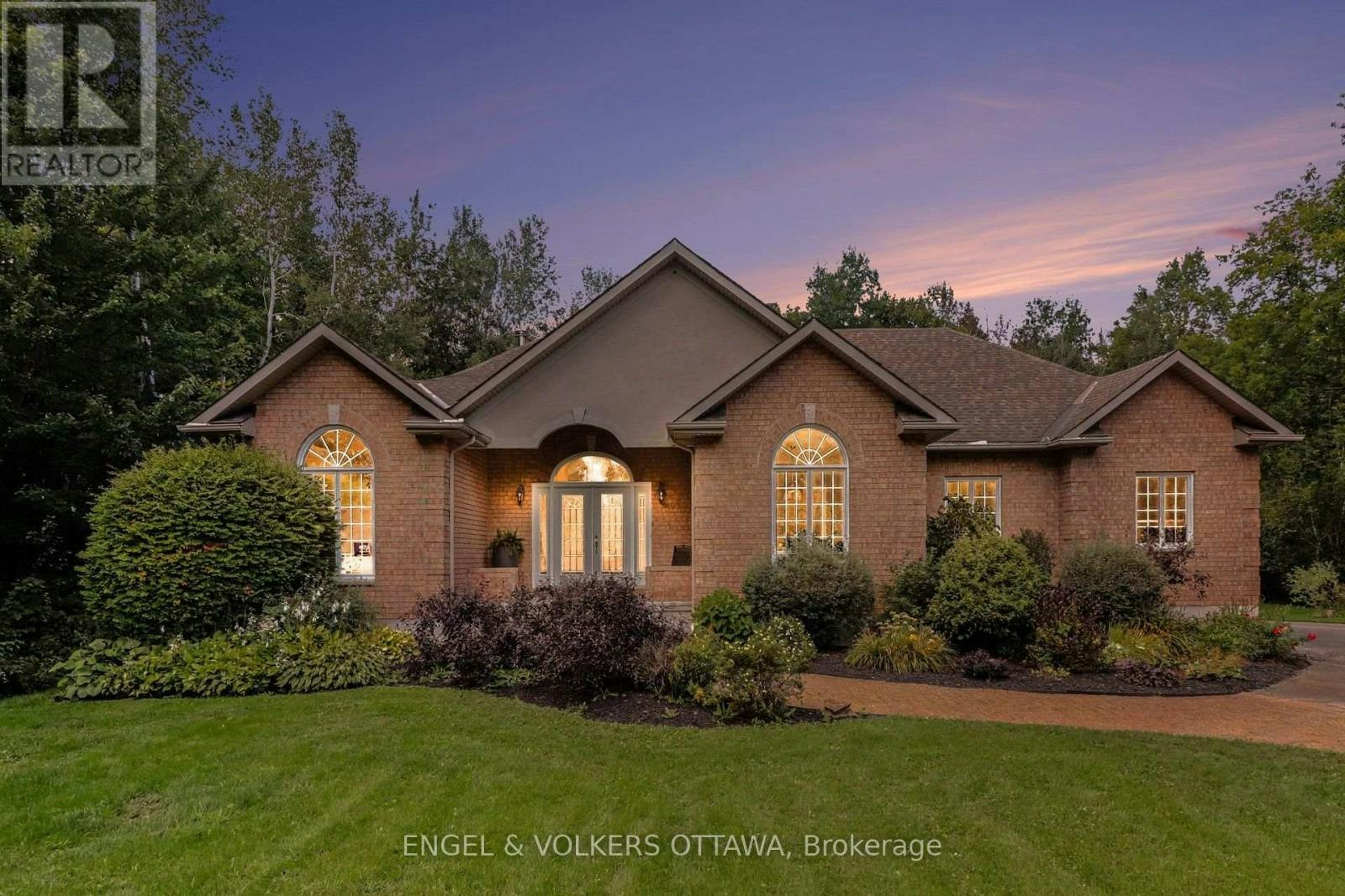 6235 Deermeadow Drive, Ottawa, ON, K4P 1M9
