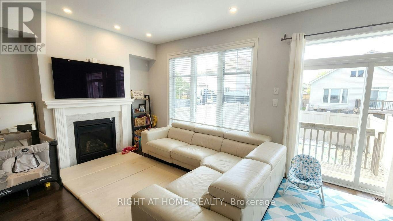 323 Alasken Drive, Ottawa, ON, K1T 0M3 - 2