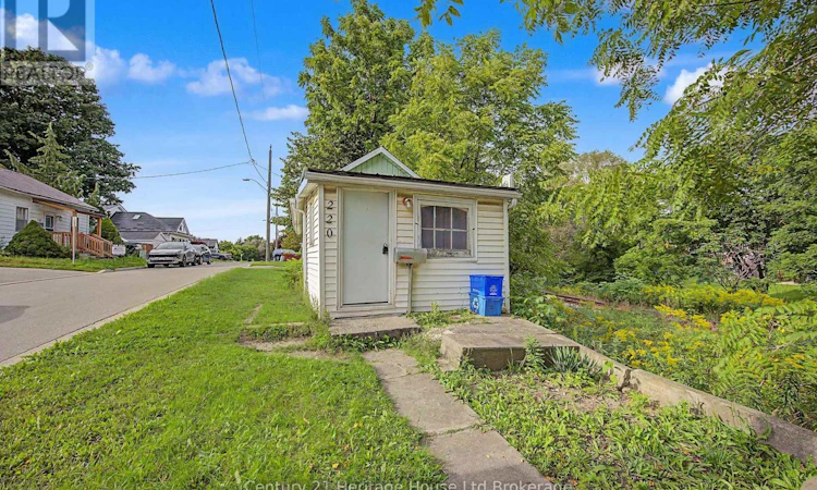 220 King Street W