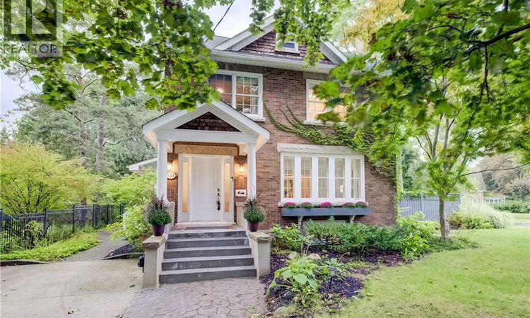 121 Allen Street W