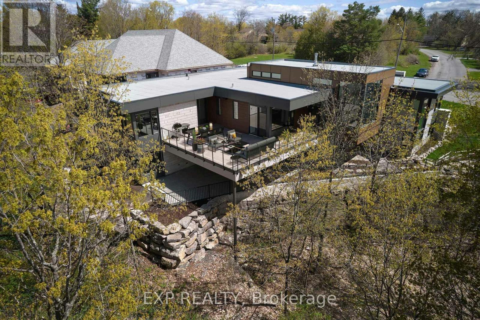 32 Clovelly Road, Ottawa, ON, K1J 6M2