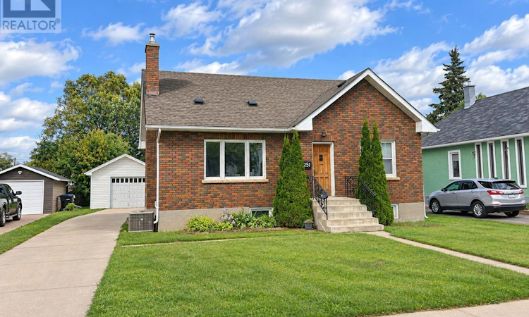 251 Francis Street W