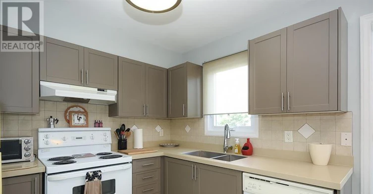12 Manhattan Crescent, Ottawa, ON, K2C 4B4 - 15