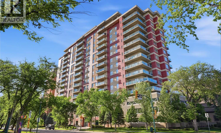 1305-902 Spadina Crescent E