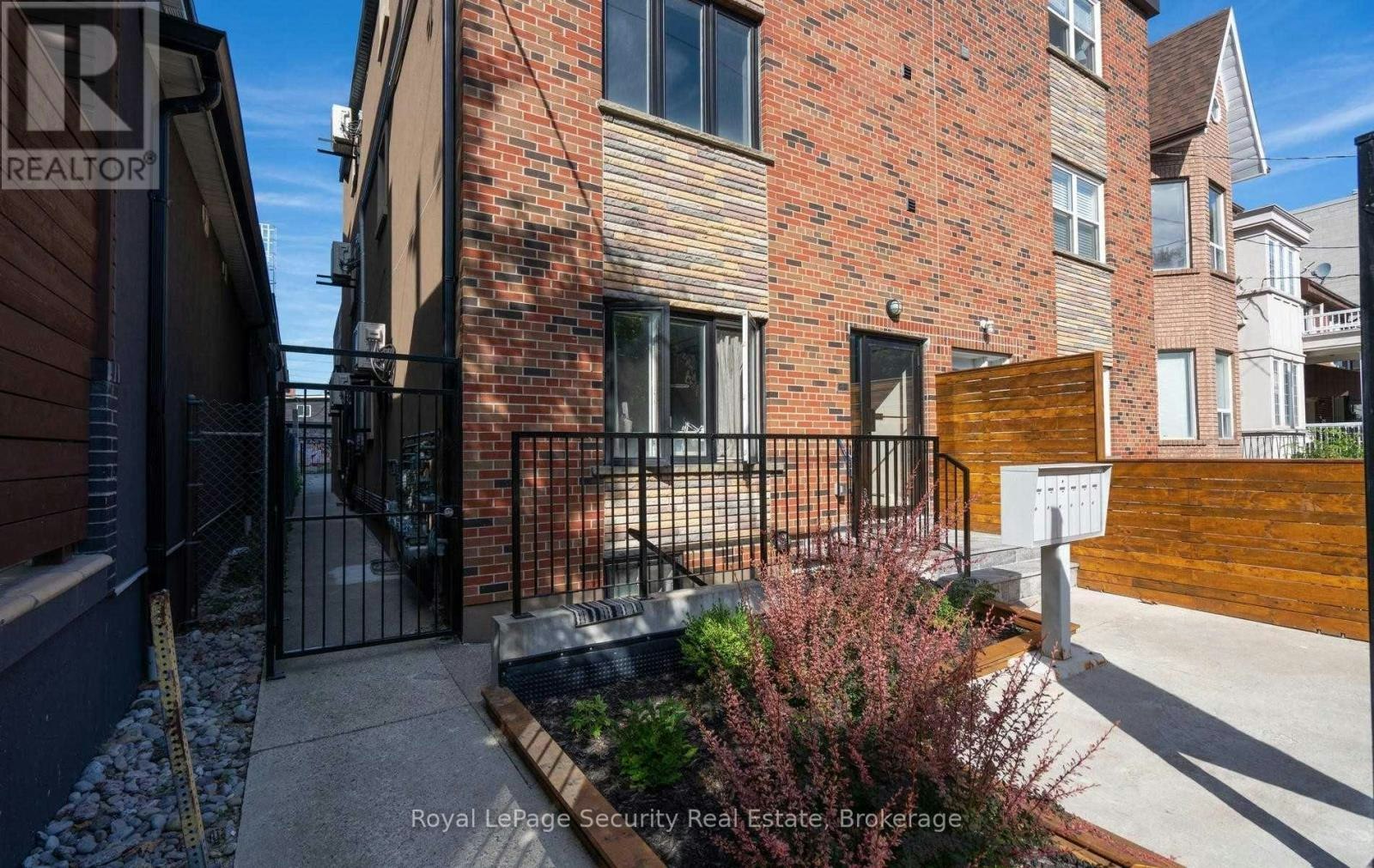 1-62 Lippincott Street, Toronto, ON, M5T 2R5