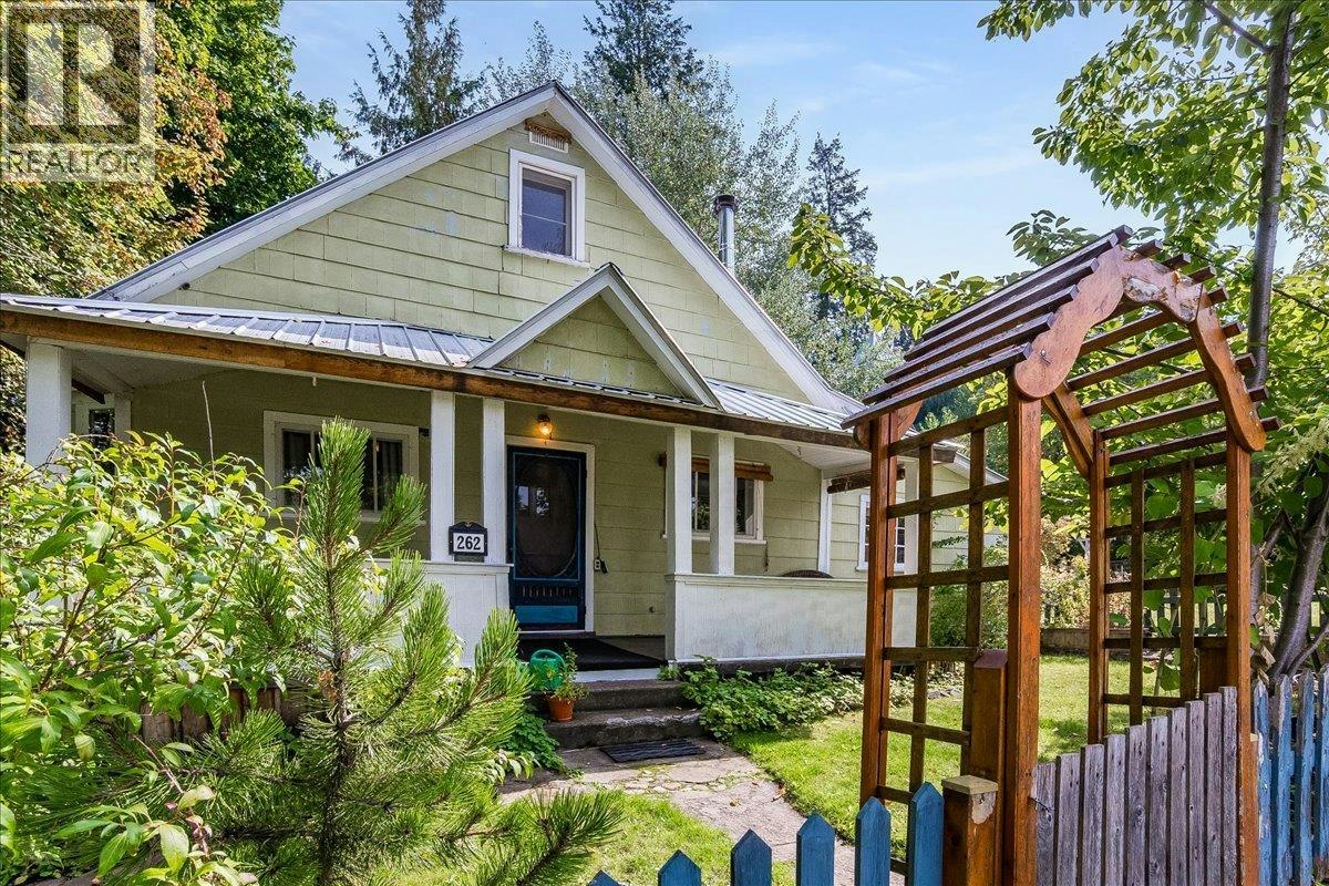 262 2nd Avenue, Procter, BC, V1L 0B7