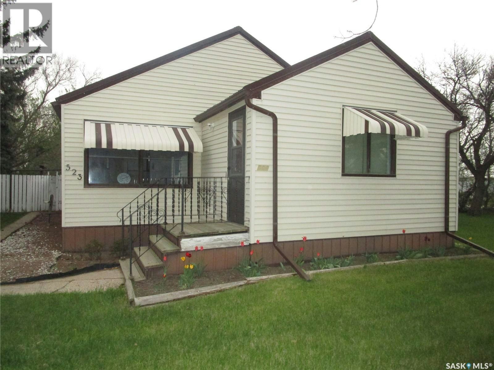 523 3rd Avenue E, Assiniboia, SK, S0H 0B0