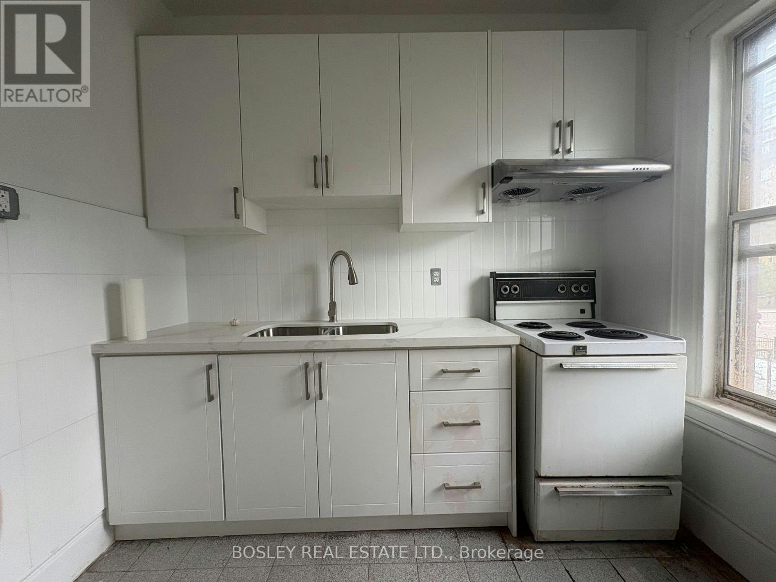 UPPER-14 D'arcy Street, Toronto, ON, M5T 1J7 - 4