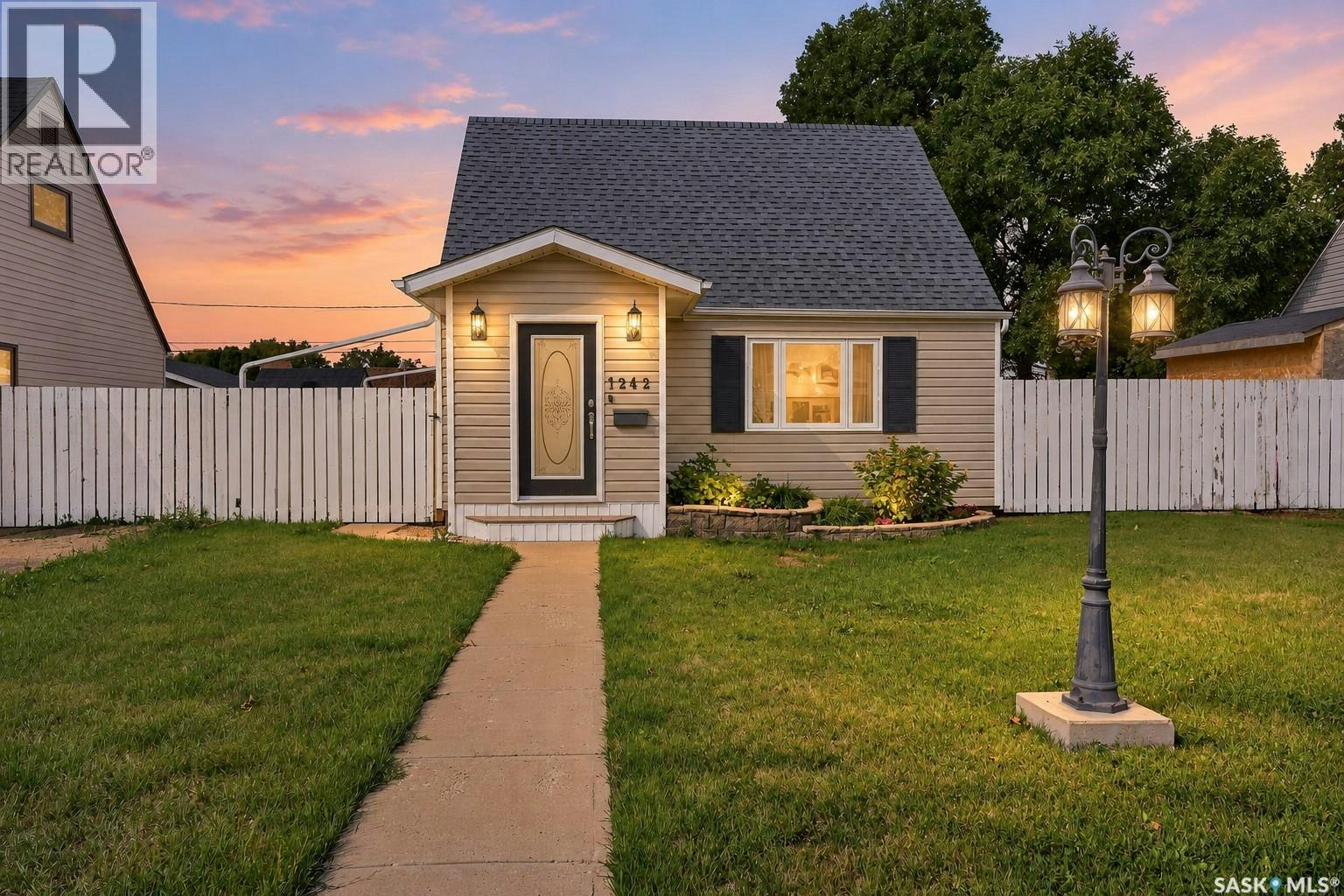 1242 4th Avenue NE, Moose Jaw, SK, S6H 1J4