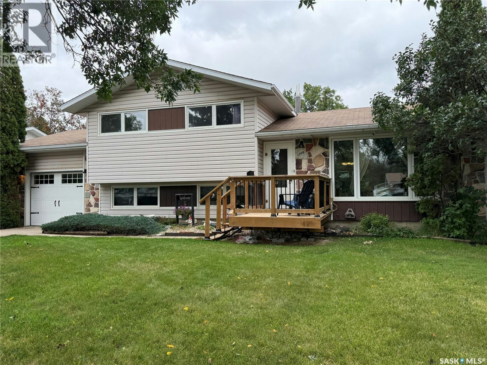 1709 Eaglesham Avenue, Weyburn, SK, S4H 2W8